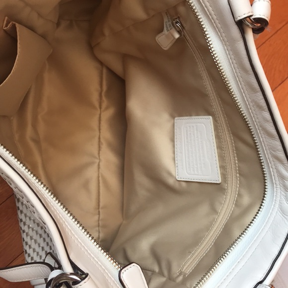 Excellent condition white/ silver print Coach purse - Picture 3 of 4